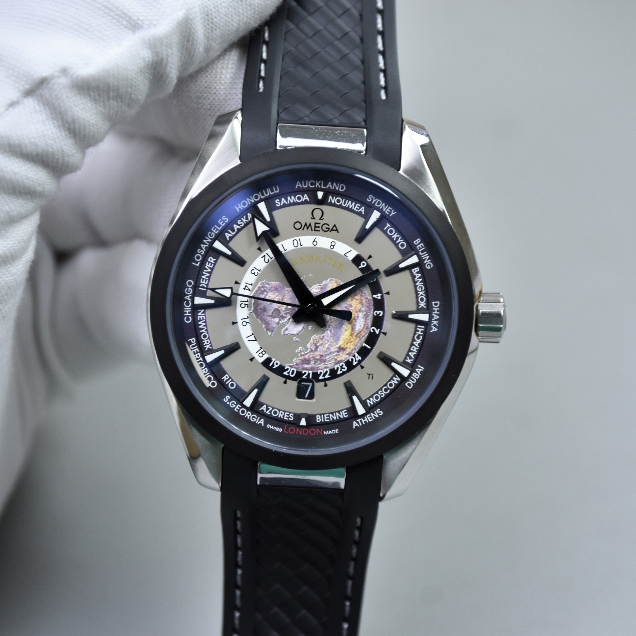 AQUATERRA WORLD MAP AUTO PVC STRAP BLACK GREY DAIL